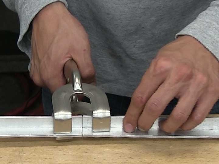 Strong Hand Tools – U-pofás önzáró fogó alkalmazása
