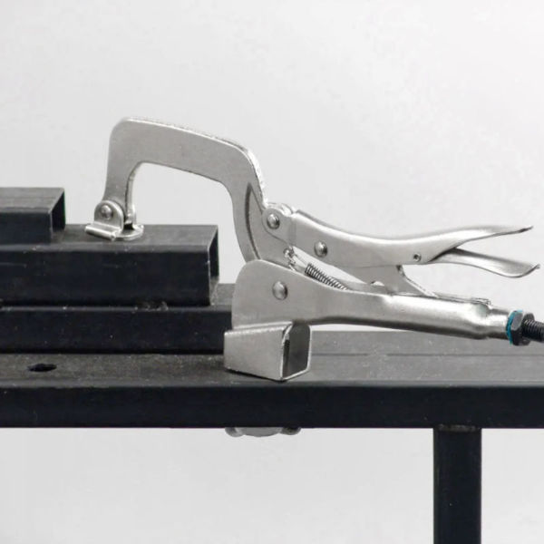 Strong Hand Tools – Szerszámgép asztalra szerelhető C-pofás szorító alkalmazása